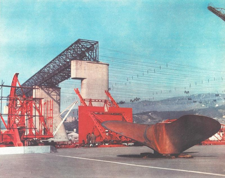 p. 15, elica e strutture per gru su una banchina dei Cantieri navali Ansaldo di Sestri Ponente